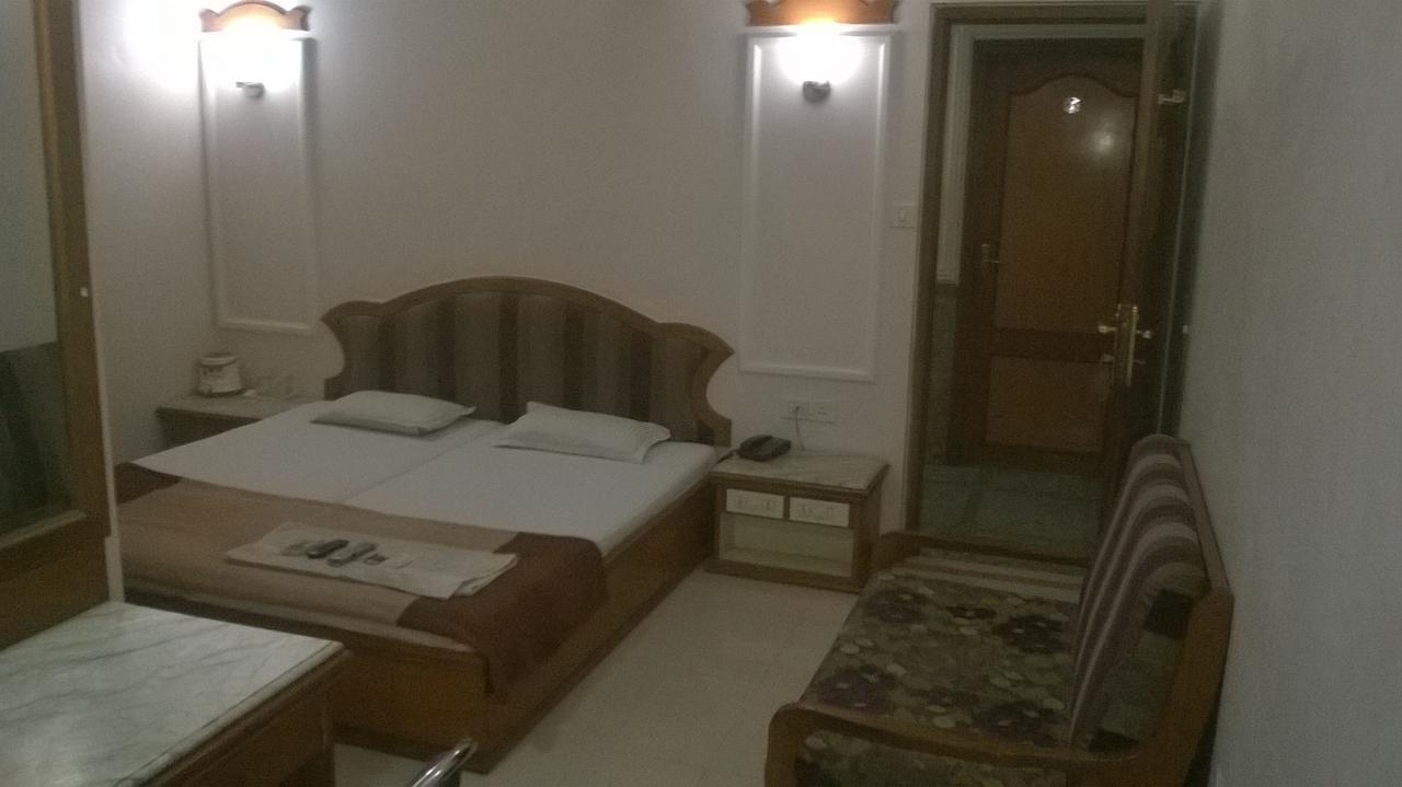 Hotel Unnati Ahmedabad Luaran gambar