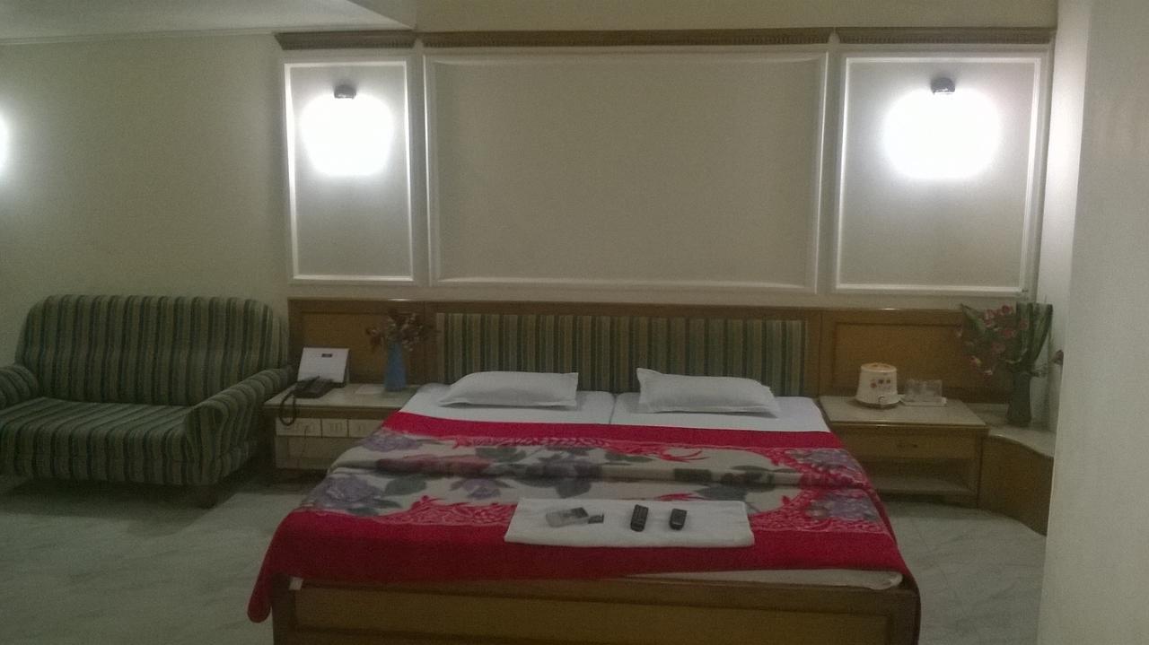 Hotel Unnati Ahmedabad Luaran gambar