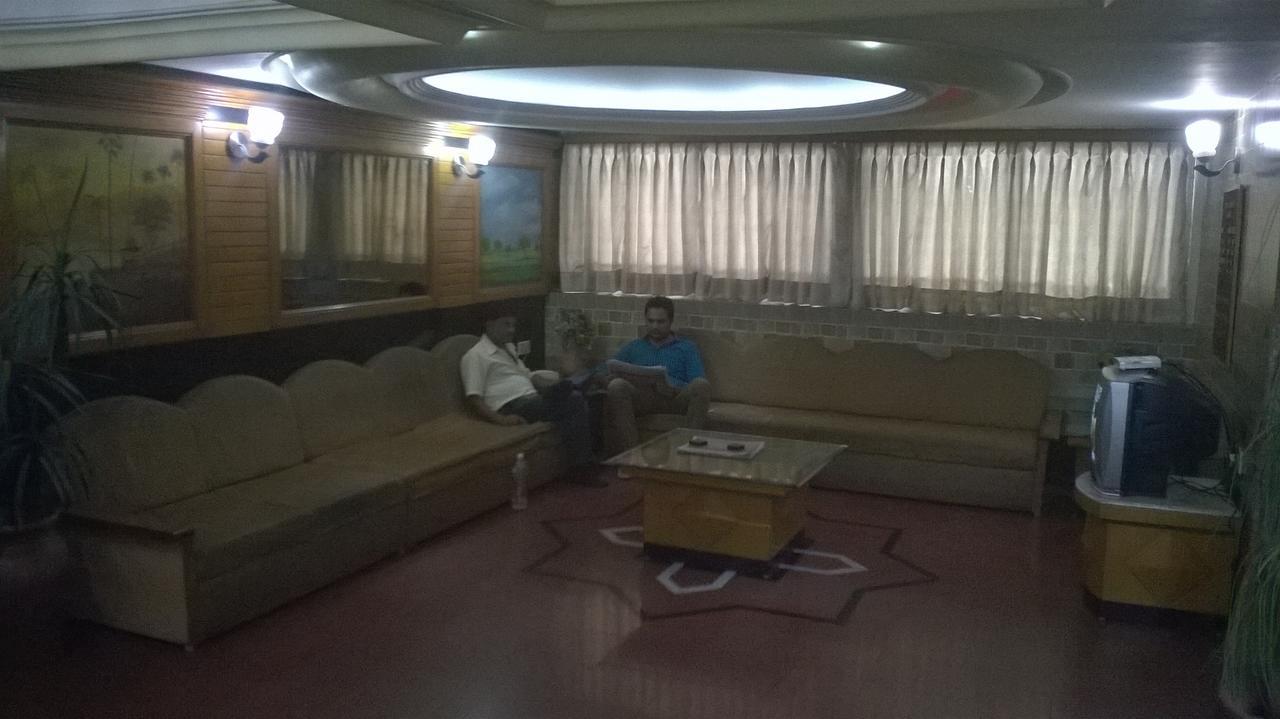 Hotel Unnati Ahmedabad Luaran gambar
